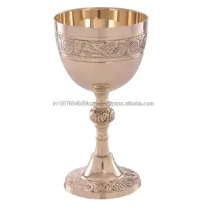 ワインを飲むための貴重な外観真鍮のチャリスカップは教会の供給を使用しますクリスマスの装飾的なチャリスカップとロゴ付きの豪華なゴブレット
