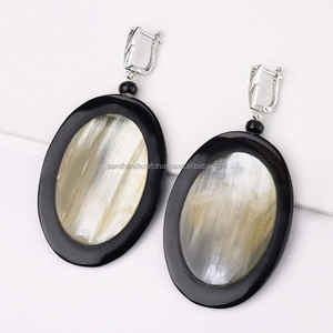 Boucle d'oreille de mode Vintage faite à la main pour femmes corne de buffle naturelle os argent perle en forme de coeur accessoire d'inspiration chrétienne - Product Image 1