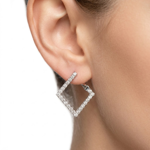 Boucles d'oreilles Huggie losange en or blanc 18 carats, sertissage pavé géométrique, bijoux de mariée raffinés sur mesure, cadeau haut de gamme pour femme - Product Image 4