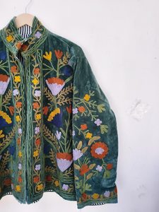 Chaqueta Suzani de Terciopelo Bordada a Mano, Estilo Boho Floral, Abrigo de Invierno con Cuello Alto, Logotipo Frontal, Relleno de Algodón, Transpirable - Product Image 2