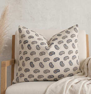 Housse de coussin décorative à motifs Buti gris, imprimée à la main, pour canapé, style scandinave et farmhouse - Product Image 1