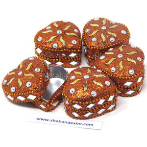 Boîte à pilules de forme personnalisée avec paillettes, boîte organisatrice de bijoux perlée, boîte cadeau portable en forme de cœur, artisanat indien - Product Image 3