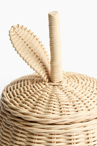 Un panier de rangement ludique inspiré des fruits, en rotin, avec une poignée en forme de tige, provenant du Vietnam - Product Image 3