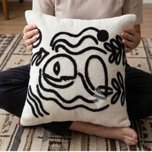 Coussin carré en coton le plus vendu avec broderie noire de dessin animé, design minimaliste, housse lavable - Product Image 6