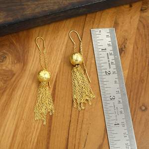 Boucles d'oreilles pendantes en fil doré pour femmes |   Boucles d'oreilles pendantes longues à la mode |   Fabricant de bijoux sur mesure OEM ODM - Product Image 2