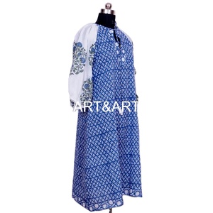 Robe moulante à col en V à fleurs faite à la main en Inde, robe de fête en coton multicolores pour femmes, robe midi moderne décontractée - Product Image 1