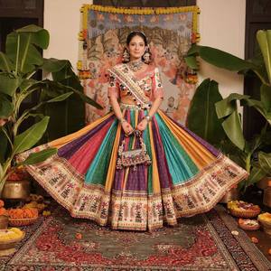 Lehenga Choli de Algodón Muselina Pesado para Navratri con Dupatta, Estampado Digital y Trabajo de Espejos Auténticos, Vestido Tradicional con Trabajo de Espejos para Mujer - Product Image 3