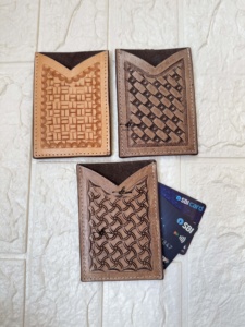 Porte-cartes ATM à sculpture usinée à la main de conception unique couleur marron porte-cartes de crédit en cuir occidental élégant sac à main pour unisexe - Product Image 5