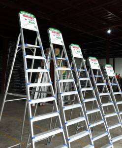 Échelle en aluminium robuste adaptée aux travaux de construction et d'entretien. - Product Image 1