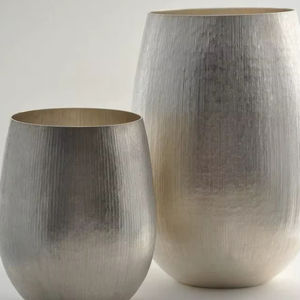 Macetero metálico de oficina para decoración interior corporativa con aspecto profesional y calidad metálica duradera - Product Image 1