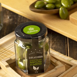 Dragées au chocolat matcha premium avec amandes pour cadeaux d'entreprise dans une boîte personnalisée - Product Image 2