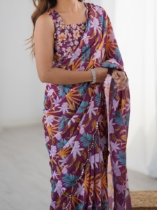 Sari en chinnon lourd avec motif floral pour femme, idéal pour les mariages, imprimé et orné d'un magnifique travail de miroir Kutchi. - Product Image 2