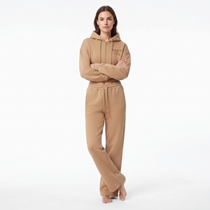 Ensemble décontracté deux pièces pour femme : sweat à capuche court beige à épaules tombantes et fermeture éclair intégrale, et pantalon de jogging large à manches longues avec cordon de serrage - Product Image 3