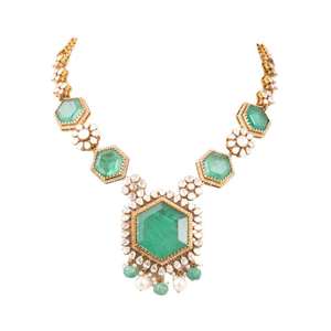 Elegante conjunto de collar y aretes Gajaah de plata 925 con gemas verdes hexagonales para mujeres, ideal para bodas y compromisos. - Product Image 3