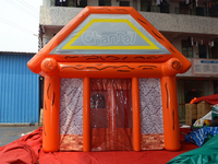 Structure gonflable de jeu combinée avec tente, parcours de jeux, piste de course, château gonflable décoratif d'extérieur, petite machine distributrice, thème carnaval