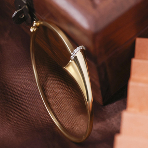 Bracelet jonc élégant en or avec accents de diamants - Product Image 3