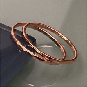 กำไลทองแดงแบบมินิมอลสำหรับผู้หญิง |   กำไลข้อมือทองแดงแบบเรียงซ้อนได้บางเฉียบ |   เครื่องประดับกันน้ำไม่หมองคล้ำขายส่ง - Product Image 1