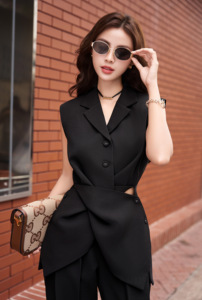 Chemisier de bureau structuré sans manches pour femme, style gilet peplum, avec revers cranté et taille découpée, noir CELESTINE - Product Image 5