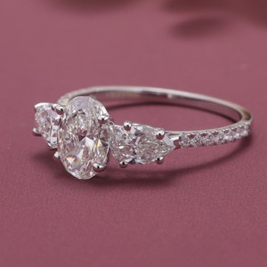 Bague de fiançailles/mariage en or massif 9K rhodié avec trois diamants ovales de laboratoire certifiés IGI – Cadeau d'anniversaire de luxe - Product Image 2