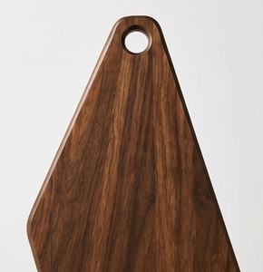 Planche à découper robuste en bois de manguier teinté noyer, plateau à fromage angulaire avec poignée ronde - Product Image 2