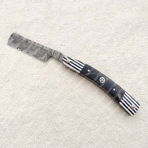 Navaja de afeitar medieval profesional con mango de cuerno y madera para barbería y salón, modelo TT-5522 - Product Image 2