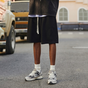 กางเกงขาสั้นขายส่งสำหรับฤดูร้อน ทรงโอเวอร์ไซส์ สกรีนโลโก้ตามสั่ง ผ้าวอร์สเตดผสมสแปนเด็กซ์/ผ้าฝ้ายออร์แกนิค มีเชือกผูกเอว ระบายอากาศได้ดี สีพื้น - Product Image 4