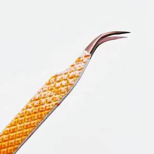 Pinces à cils de précision en acier inoxydable avec poignées à motifs jaunes, pointe lisse pour une application détaillée - Product Image 4