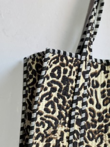 Sac fourre-tout en toile à imprimé léopard, sac de shopping tendance à ouverture supérieure, utilisation toutes saisons - Product Image 4