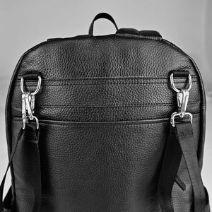 Bolsa de pañales de cuero multifuncional, espaciosa, para artículos esenciales del bebé, para biberones, juguetes, con logo personalizado, mochila de cuero negra para mamá - Product Image 5