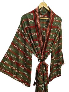 Kimono de Seda Hecho a Mano con Parches de Sari, Túnica Larga para Dormir o como Cubrebaño, Kimono de Seda Sari Reciclada Vintage Hecho a Mano en India - Product Image 3