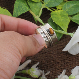 Anillo Unisex de Plata de Ley 925 con Engaste de Bisel, Diseño Clásico con Cuentas, Múltiples Bandas, para Meditación y Alivio de la Ansiedad, Diseño Martillado, Venta al por Mayor - Product Image 1