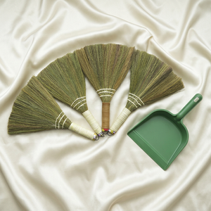 Petite balayette esthétique artisanale en paille naturelle pour dépoussiérer la table, idéale pour la maison, le bureau et la voiture - Product Image 4