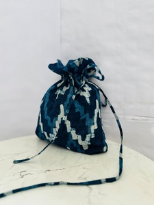Sac à cordon en toile géométrique bleu VEER HANDIRCRAFTS, pochette légère imprimée, 7 pouces, logo personnalisé, sac cadeau pour un usage quotidien - Product Image 2