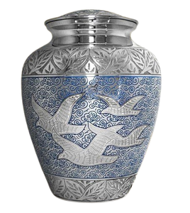 Hermosa urna conmemorativa de latón antiguo plateado, completamente grabada, estilo americano/europeo, para guardar cenizas de adultos. - Product Image 6