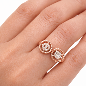 แหวนทองคำโรสโกลด์ 14K ประดับเพชรแล็บโกรว์ ดีไซน์วงแหวนแบบเปิด ประดับเพชรทรงบาแก็ตต์ ล้อมเพชรทรงกลม แหวนวงใหญ่ทันสมัย ปรับขนาดได้ - Product Image 6