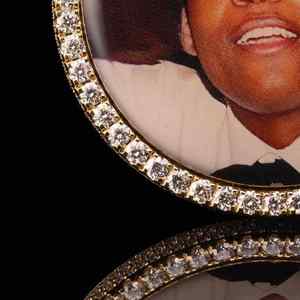 Colgante Conmemorativo Personalizado con Cruz y Piedras, Collar de Homenaje Redondo con Incrustaciones de Diamantes en Plata de Ley 925 Chapada en Oro - Product Image 2