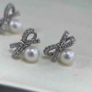 Pendientes de Botón de Oro de 18K con Incrustaciones de Perlas Australianas Blancas Naturales de 11-12mm, Exquisitos y Modernos con Ligeras Imperfecciones - Product Image 2