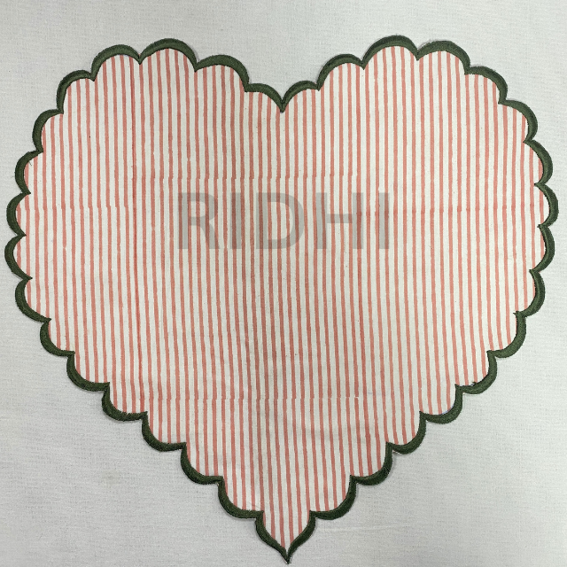 Vert avec broderie rouge