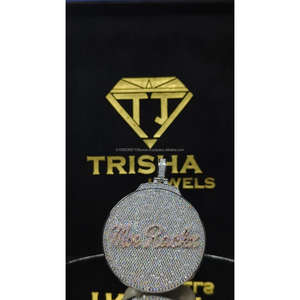 Colgante Redondo de Lujo Personalizado con Diamantes Moissanite VVS Totalmente Cubiertos de Plata de Ley 925 por Trisha Jewels - Product Image 1