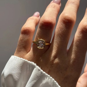 Anillo de Compromiso Personalizado de Lujo en Oro Amarillo de 14 Quilates con Diamante de Corte Cojín de 5 Quilates y Tres Piedras Laterales en Forma de Trapezoide, Fabricante de Joyería Fina OEM ODM - Product Image 4