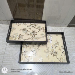 Plateaux en bois de résine de conception florale noire et blanche faits à la main - Product Image 2