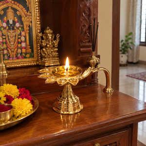 Lampe à huile en laiton Lotus avec poignée, décoration traditionnelle pour temple Puja, festival Diwali, lampe décorative indienne en laiton faite à la main, exportation - Product Image 3