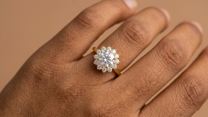 Anillo de Compromiso con Diamante Cultivado en Laboratorio de 2.25 Quilates, Certificado IGI, Oro Amarillo Sólido de 14K, Diseño Floral Vintage con Halo - Product Image 6