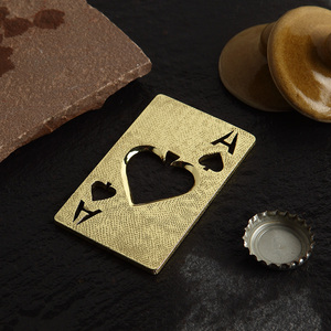 Abridor de Botellas con Diseño de Cartas de Póker en Latón - Reutilizable y Portátil, Accesorio Clásico de Bar - Product Image 1