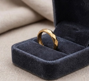 Anillo Facetado de Oro de 14Kt, Banda Poligonal de 4mm, Anillo Minimalista para Hombre y Mujer, Banda Lisa, Fabricante de Joyería Personalizada - Product Image 3