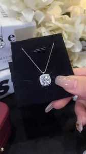 Pendentif Halo en Diamant de Laboratoire Taille Coussin 2 carats Apricot Jewels |   Collier classique en or blanc 14 carats - Product Image 2