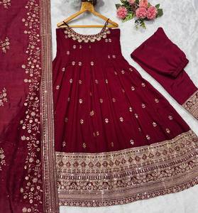 Elegante Traje Anarkali de Terciopelo Borgoña para Mujer, Vestido Bordado con Dupatta de Tela de Red para Bodas, Graduaciones, Fiestas de Diwali - Product Image 6