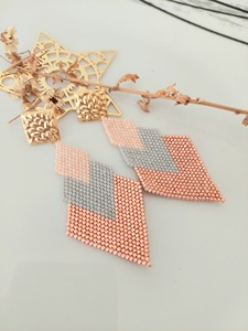 Boucles d'oreilles perlées à emballage sécurisé, prêtes à offrir, finition lisse, prix usine en gros - Product Image 2