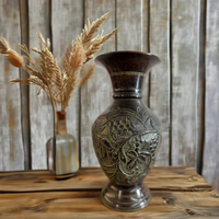 Vas Bunga Kuningan Antik Buatan Tangan dengan Motif Anggur dan Daun yang Berukir Rumit, Wadah Dekoratif Logam untuk Meja.