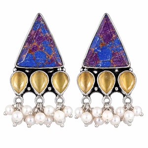 Prix de gros Boucles d'oreilles pendantes audacieuses pour amoureux, en argent oxydé, onyx, style bohème ethnique tribal, avec accents dorés et perles, Fournisseur en gros - Product Image 5